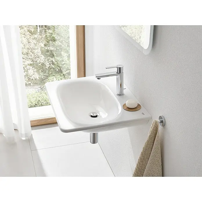 Grohe Lineare Waschtischarmatur S-Size - Mit Zugstange, Chrom - Nahaufnahme eines modernen Waschbeckens mit Armatur, Seife und Handtuchhalter in einem hellen Badezimmer.