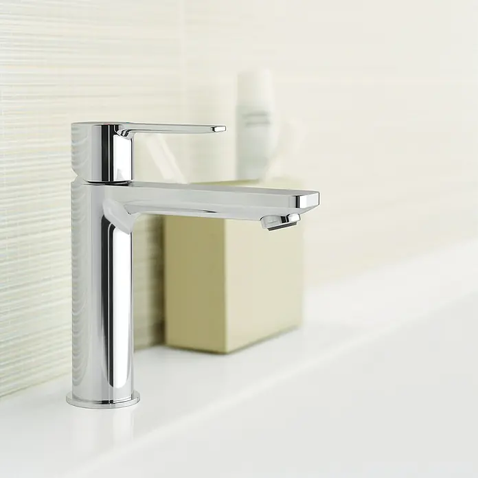 Grohe Lineare Waschtischarmatur S-Size - Mit Zugstange, Chrom - Elegante Chromarmatur auf einem Waschbecken. Das moderne Design wertet jedes Badezimmer auf und sorgt für einen Hauch von Luxus im Alltag.