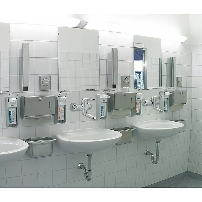 Grohe Euroeco Special Waschtischarmatur - Wandmontage, Chrom, Glänzend, Ausladung Armatur: 214 mm, Mit absperrbaren S-Anschlüssen - Öffentliches Waschbecken mit Seifenspender, Papierhandtuchspender und Spiegel in einem gefliesten Badezimmer.