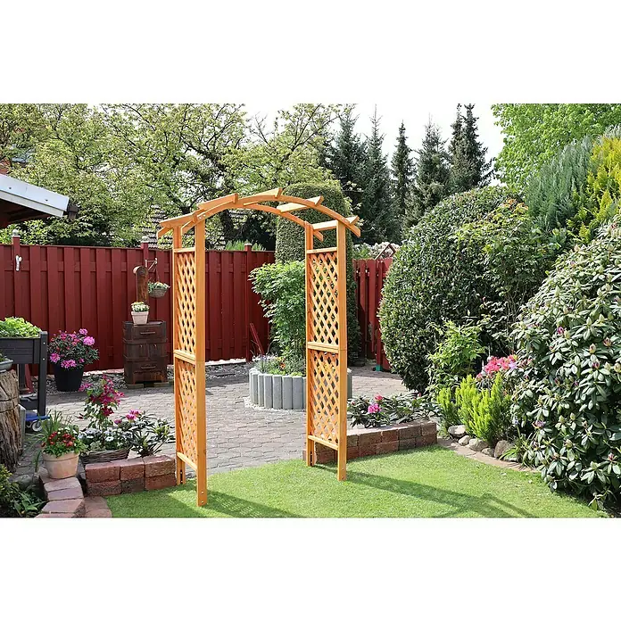 Promadino Rosenbogen Diana132 x 70 x 209 cm, Honig, Holz - Eine hölzerne Gartenlaube mit Spalier, umgeben von üppigem Grün und Blumen, die einen idyllischen Garteneingang oder -mittelpunkt schafft.