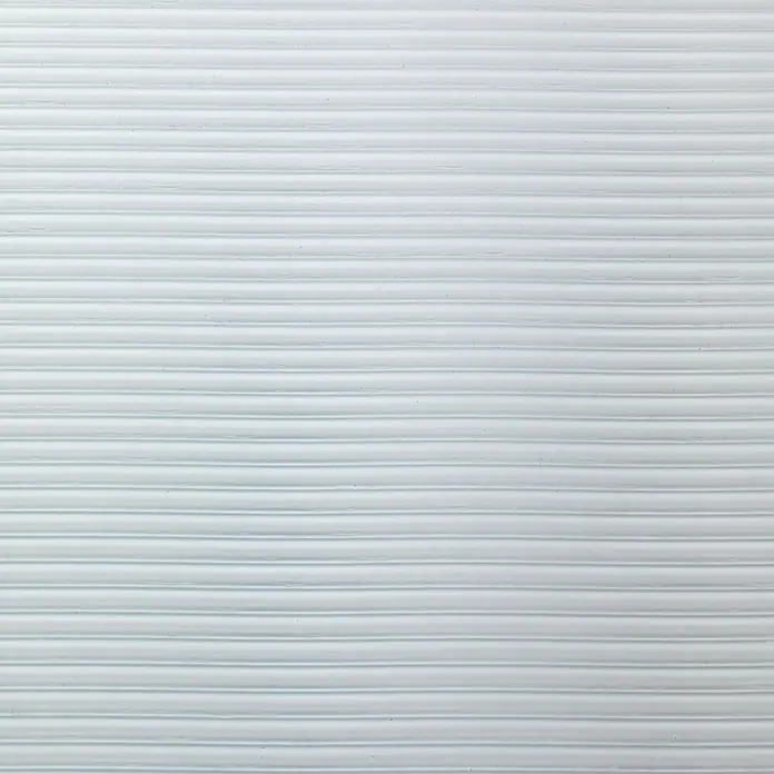 Wenko Antirutschmatte - Weiß, L x B: 50 x 150 cm - Nahaufnahme einer strukturierten, weißen Kunststoffoberfläche mit einem horizontalen, gerippten Muster für eine moderne Wandverkleidung.
