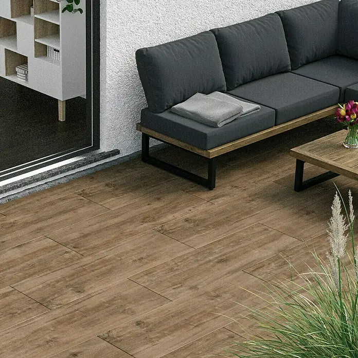 Esterno 20 T by Palazzo Terrassenfliese Harmonie - 40 x 120 x 2 cm, Fichte, Matt - Terrassenbild mit Holzfliesen. Die Fliesen erzeugen eine warme und einladende Atmosphäre im Außenbereich. Schönes Design für jeden Garten.
