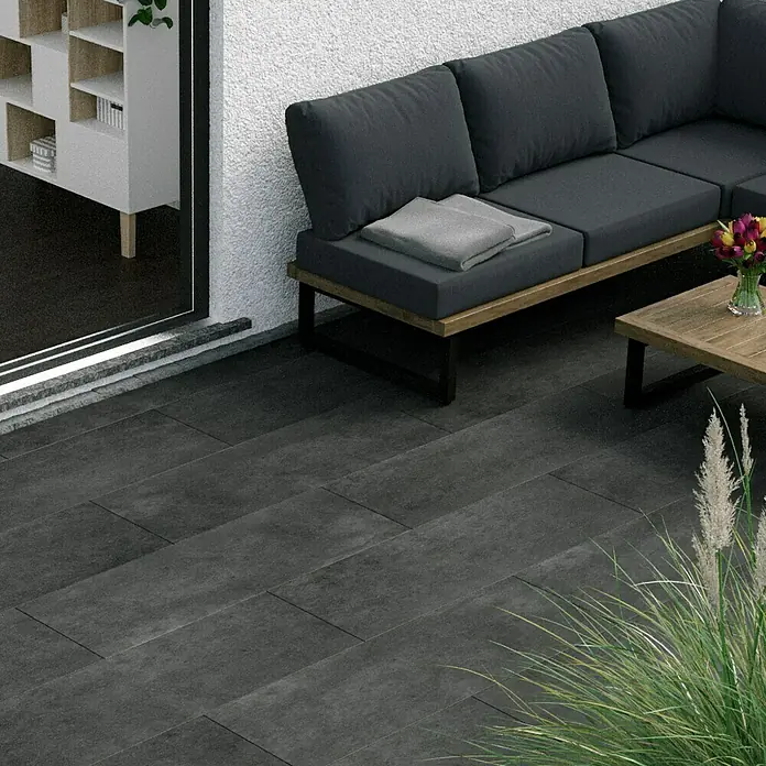Esterno 20 T by Palazzo Terrassenfliese Basalt - 40 x 120 x 2 cm, Schwarz, Matt - Die dunklen Bodenfliesen verleihen der Terrasse einen eleganten Look. Die Fliesen sind robust und pflegeleicht.