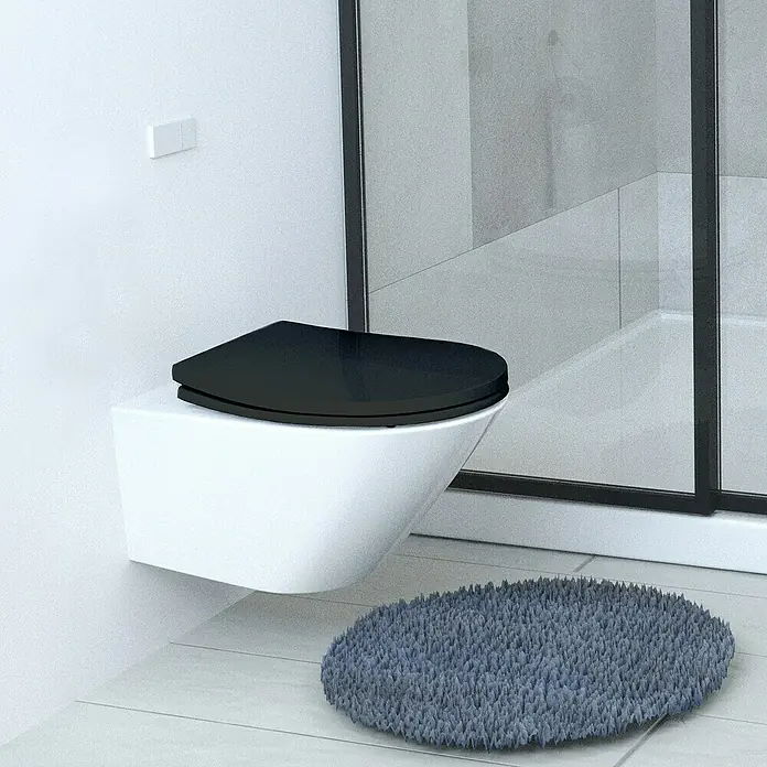 Bemis WC-Sitz Hudson - Holz, Schwarz, Mit Absenkautomatik - Nahaufnahme einer modernen, wandhängenden Toilette mit schwarzem Sitz in einem stilvollen Badezimmer.