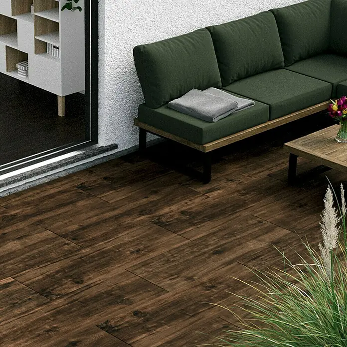 Esterno 20 T by Palazzo Terrassenfliese Harmonie - 40 x 120 x 2 cm, Zeder, Matt - Einladende Terrasse mit dunkelbraunen Holzdielen, die Wärme und Eleganz ausstrahlen. Perfekt für entspannte Stunden im Freien auf der stilvollen Holzterrasse.