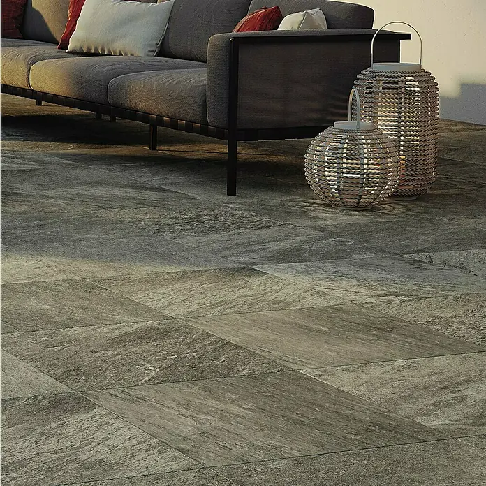 Atlas Concorde Solution Regent Terrassenfliese Grey - 60 x 60 x 2 cm, Grau, Matt - Elegante graue Bodenfliesen mit einer natürlichen Steinoptik, die sich ideal für moderne Terrassen und Wohnbereiche eignen. Eine stilvolle und robuste Wahl.