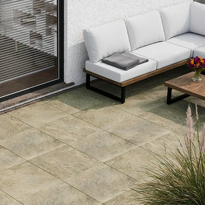 Atlas Concorde Solution Regent Terrassenfliese Ivory - 60 x 60 x 2 cm, Beige/Braun, Matt - Außenaufnahme mit Fliesenboden, Sofa und Tisch. Die hellen Fliesen passen gut zur Couch und zum Tisch. Perfekt für den Außenbereich.