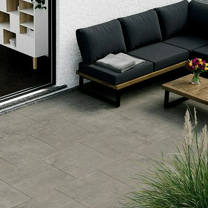 Terrassenfliese Garden Grey - 60 x 60 x 2 cm, Grau, Matt - Ein stilvolles Arrangement mit grauen Terrassenfliesen, die eine moderne und einladende Außenatmosphäre schaffen.