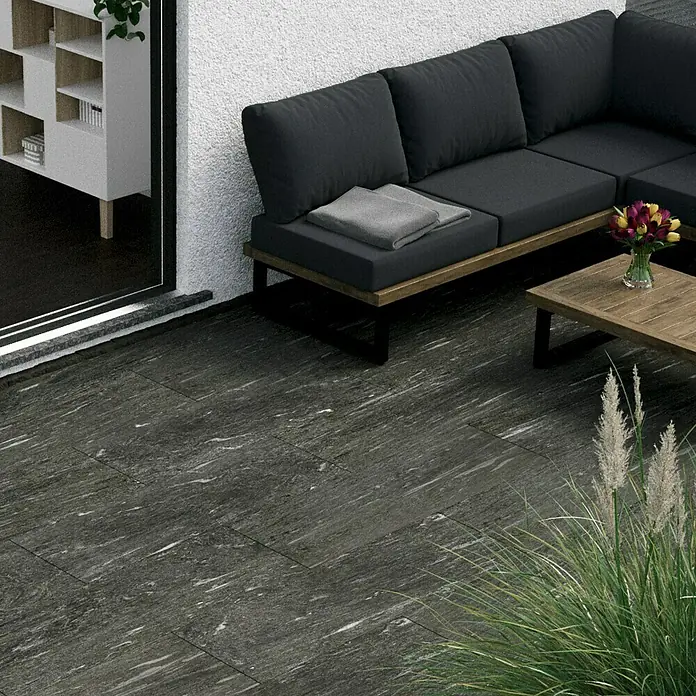 Marazzi Terrassenfliese Esterno 20T Davos - 40 x 120 x 2 cm, Anthrazit, Matt - Außenaufnahme von dunklen, eleganten Terrassenplatten. Diese stilvollen Platten verleihen jedem Außenbereich einen modernen Look mit hochwertigen Materialien.