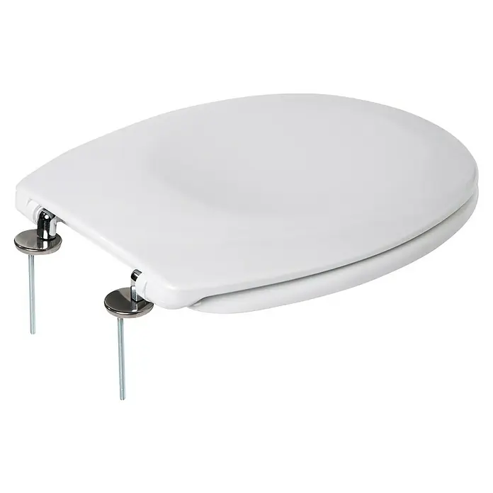Poseidon WC-Sitz Hamburg - Duroplast, Weiß, Ohne Absenkautomatik - Nahaufnahme eines weißen Toilettensitzes mit Chromscharnieren und Befestigungen auf einem schwarzen Hintergrund.