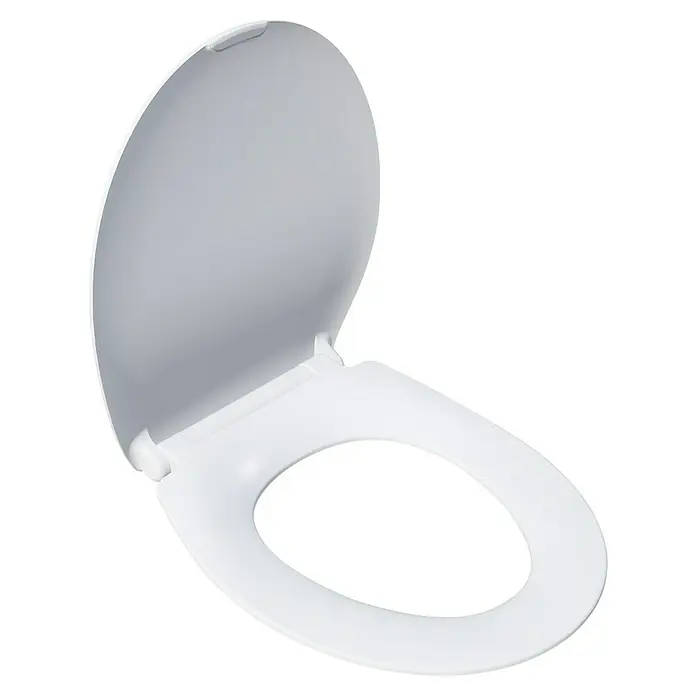 Bemis WC-Sitz Slim - Duroplast, Weiß, Mit Absenkautomatik - Offener, weißer Toilettensitz mit leicht angehobenem Deckel auf einem dunklen Hintergrund. Der Fokus liegt auf dem Design des Toilettensitzes.