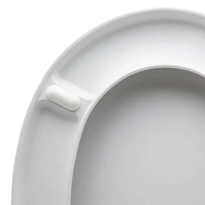 Poseidon WC-Sitz Hamburg - Duroplast, Weiß, Ohne Absenkautomatik - Nahaufnahme eines Toilettensitzes aus weißem Kunststoff mit abgerundeter Form und einem kleinen, rechteckigen Stopper.