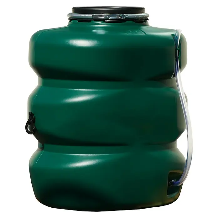 Garantia Basic Line Regentonne - 500 l, Grün - Nahaufnahme eines grünen Regenwassertanks mit schwarzem Deckel und transparentem Schlauch. Ideal für Gartenbewässerung.