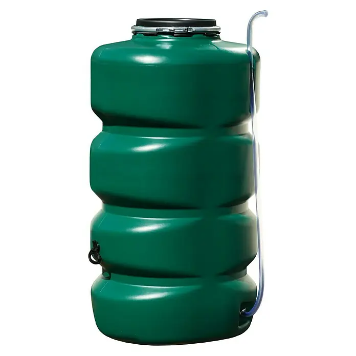 Garantia Basic Line Regentonne - 750 l, Grün - Eine grüne, zylindrische Regenwassertonne mit gerippter Oberfläche und blauem Schlauch, ideal zur Wasserspeicherung im Garten.