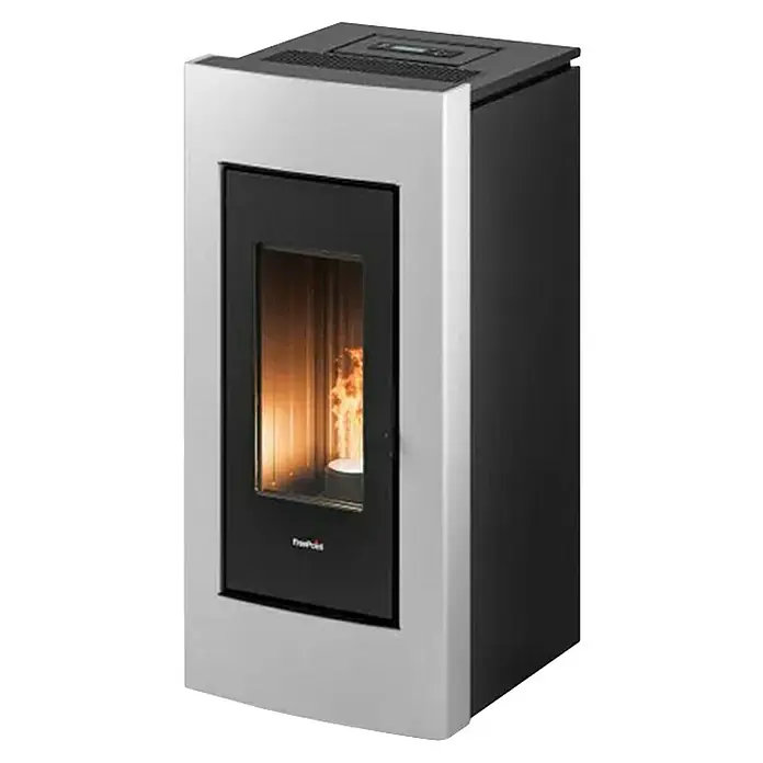 FreePoint Estufa de pellets Go - 10,5 kW, Volumen de calefacción: 84 m³ - 294 m³, Negro y blanco - Una estufa de pellets con marco plateado y cuerpo negro muestra llamas detrás de un panel de vidrio.