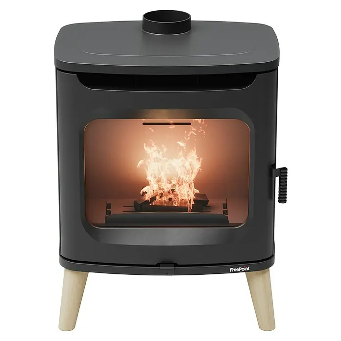 FreePoint Estufa de leña Flos Wood - 7 kW, Volumen de calefacción: 196 m³, Negro - Primer plano de una estufa de leña FreePoint con troncos ardiendo y un diseño elegante y moderno. Las patas de madera añaden calidez.