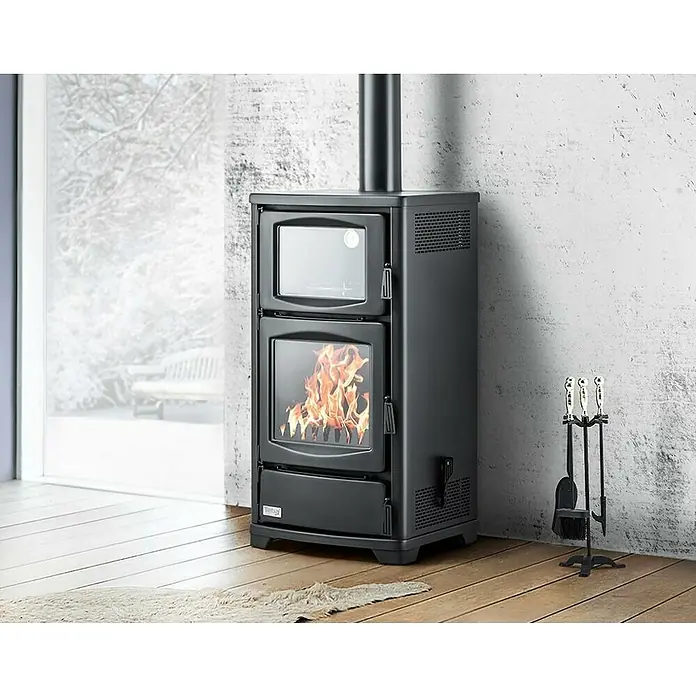Teba Estufa de leña con horno TS16 - 8 kW, Volumen de calefacción: 157,5 m³, Negro - Una estufa de leña negra y moderna con ventanas de vidrio, aportando calidez y confort a cualquier estancia. Ideal para los días fríos de invierno.