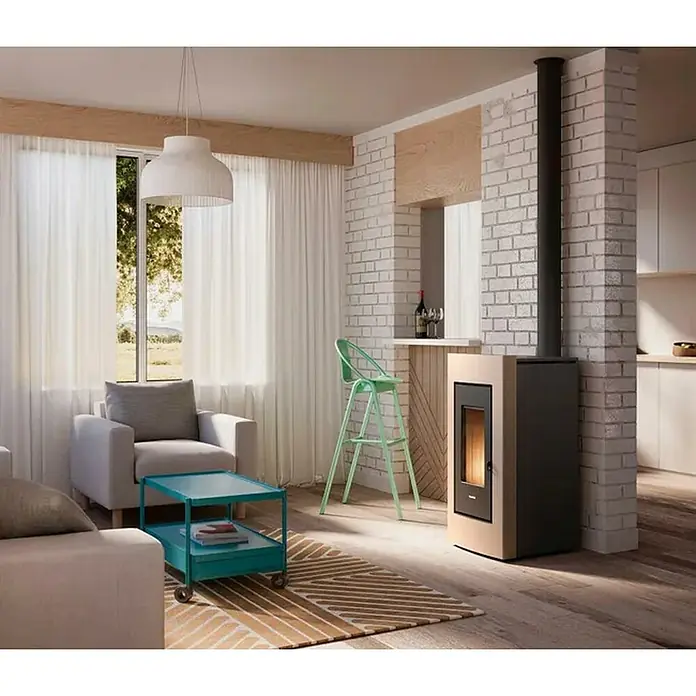 FreePoint Estufa de pellets Go - 10,5 kW, Volumen de calefacción: 84 m³ - 294 m³, Negro y bronce - Un salón moderno con una estufa de pellets elegante como punto focal. Colores claros y elementos naturales crean un ambiente acogedor.
