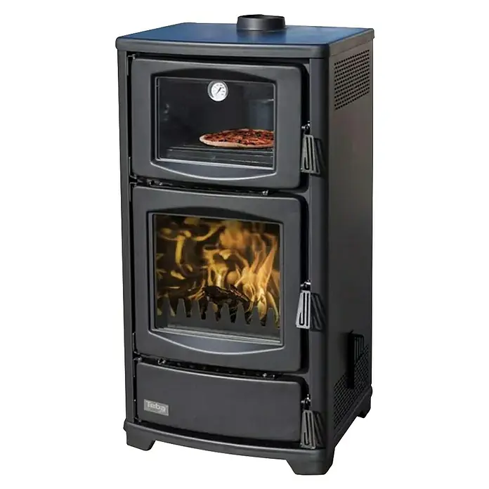 Teba Estufa de leña con horno TS16 - 8 kW, Volumen de calefacción: 157,5 m³, Negro - Estufa de leña negra con horno y compartimento para leña. El horno tiene una pizza dentro y hay fuego en el compartimento.