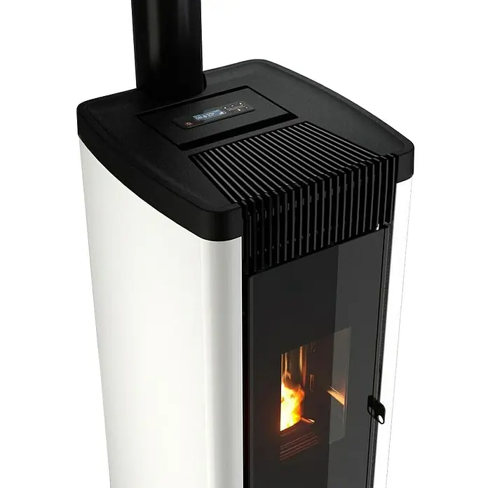 FreePoint Estufa de pellets Steel Wifi canalizable - 8,5 kW, Volumen de calefacción: 70 m³ - 238 m³, Blanco - Primer plano de una estufa de pellets con pantalla digital, diseño moderno y llamas visibles, ideal para un calor acogedor.