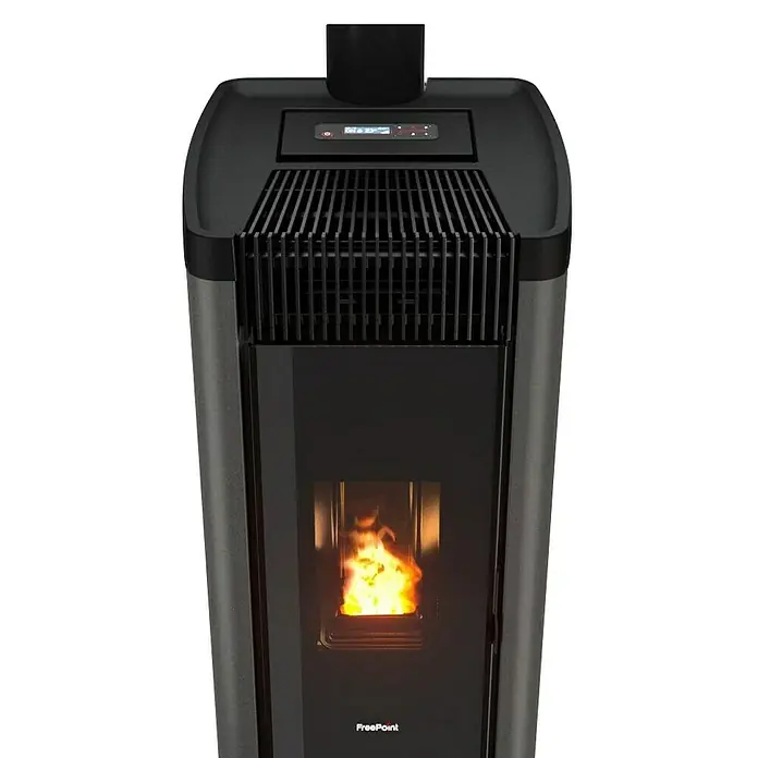 FreePoint Estufa de pellets Steel Wifi canalizable - 8,5 kW, Volumen de calefacción: 70 m³ - 238 m³, Titanium - Primer plano de una estufa de pellets FreePoint, que combina calidez y eficiencia. Su diseño moderno y las llamas parpadeantes crean un ambiente acogedor.