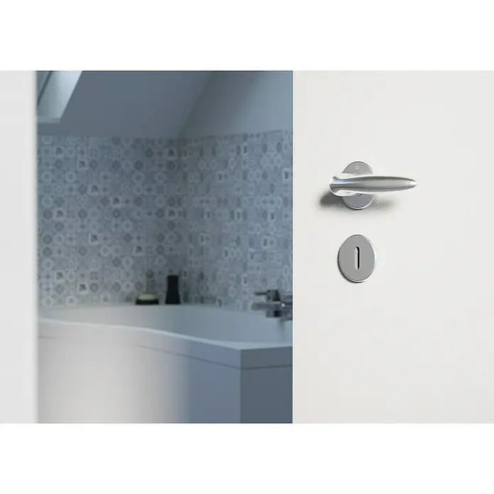 Hoppe Zimmertürgarnitur VeronaStärke Tür: 42 mm - 37 mm, Aluminium, Buntbart - Nahaufnahme einer Tür mit modernem Türgriff und Schloss vor einem Badezimmer mit Badewanne und Mosaikfliesen.