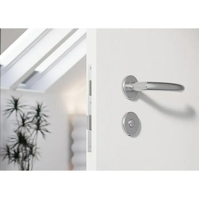 Hoppe Zimmertürgarnitur WC NarvikStärke Tür: 38 mm - 45 mm, Edelstahl, Schlitzkopf/Olive - Nahaufnahme eines modernen Türgriffs aus Edelstahl an einer weißen Tür, der ein elegantes und minimalistisches Design zeigt.