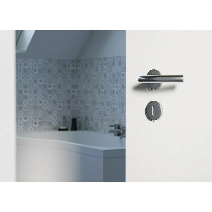Hoppe Zimmertürgarnitur Narvik - Stärke Tür: 38 mm - 45 mm, Edelstahl, Buntbart - Eine Nahaufnahme einer Tür mit einem silbernen Türgriff und Schloss, die in ein Badezimmer mit Badewanne führt.