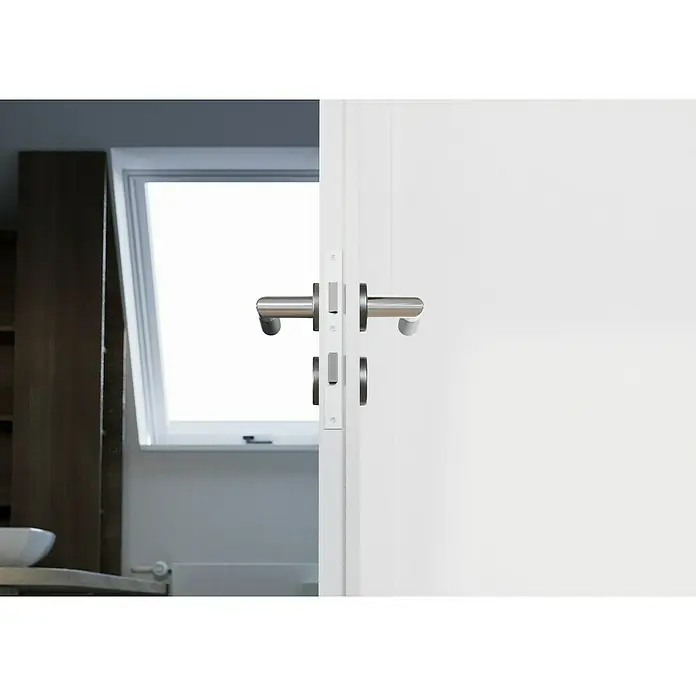 Hoppe Zimmertürgarnitur LecceStärke Tür: 42 mm - 37 mm, Aluminium, Buntbart - Nahaufnahme eines modernen Türgriffs aus Edelstahl an einer weißen Tür, der das elegante Design und die hochwertige Verarbeitung hervorhebt.