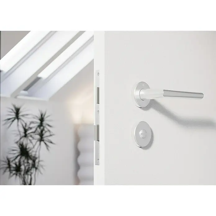 Hoppe Zimmertürgarnitur WC Stockholm - Stärke Tür: 37 mm - 42 mm, Aluminium, Schlitzkopf/Olive - Nahaufnahme einer modernen, weißen Tür mit einem eleganten silbernen Türgriff, der das schlichte Design des Raumes betont.