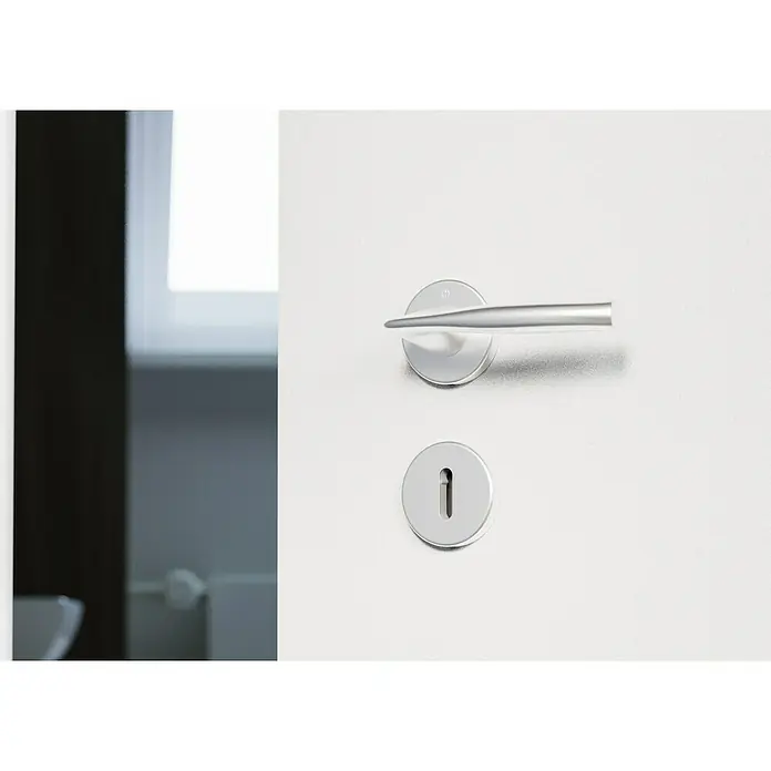 Hoppe Zimmertürgarnitur Vitoria - Stärke Tür: 42 mm - 37 mm, Aluminium, Buntbart - Nahaufnahme einer modernen Tür mit elegantem Türgriff und Schlüsselloch, die ein minimalistisches Design und hohe Funktionalität vereint.