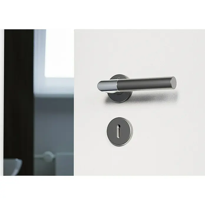 Hoppe Zimmertürgarnitur Lecce - Stärke Tür: 42 mm - 37 mm, Aluminium, Buntbart - Nahaufnahme einer modernen Türklinke aus Metall mit Schlüsselloch auf einer weißen Tür.