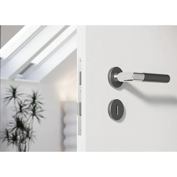 Hoppe Zimmertürgarnitur Lecce - Stärke Tür: 42 mm - 37 mm, Aluminium, Buntbart - Eine moderne, weiße Tür mit einem silbernen Türgriff und Schloss, die einen Einblick in ein helles, stilvolles Interieur gewährt.