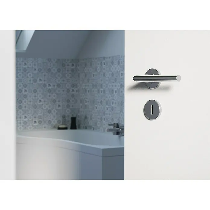 Hoppe WC-Drückergarnitur Stockholm - Stärke Tür: 37 mm - 42 mm, Edelstahl, Buntbart - Detailaufnahme einer modernen Tür mit einem eleganten Türgriff und Schloss vor dem Hintergrund eines Badezimmers.