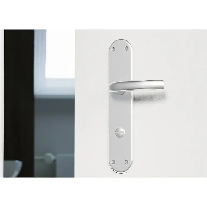 Hoppe WC-Drückergarnitur WC Tokyo - Schlitzkopf/Olive, Aluminium, Langschild - Nahaufnahme eines modernen Türgriffs aus Edelstahl an einer weißen Tür, der durch sein schlichtes Design Eleganz ausstrahlt.