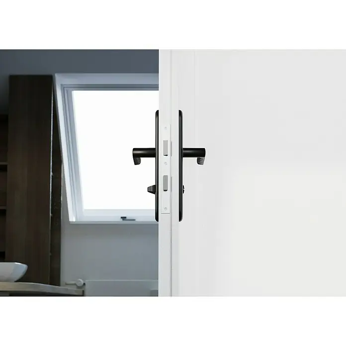 Hoppe Zimmertürgarnitur WC Hamburg - Stärke Tür: 42 mm - 37 mm, Aluminium, Schlitzkopf/Olive - Nahaufnahme einer eleganten schwarzen Türklinke an einer weißen Tür, die modernes Design und Funktionalität vereint.