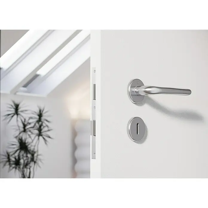 Hoppe Drückergarnitur Cardiff - Stärke Tür: 42 mm - 37 mm, Edelstahl, Buntbart, Form Schild: Rund - Nahaufnahme einer modernen, weißen Innentür mit einem eleganten, silbernen Türgriff und Beschlägen.