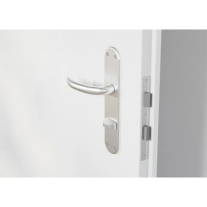 Hoppe WC-Drückergarnitur WC Tokyo - Schlitzkopf/Olive, Aluminium, Langschild - Nahaufnahme eines modernen Türgriffs aus Metall an einer weißen Tür, der ein minimalistisches Design und hochwertige Verarbeitung zeigt.
