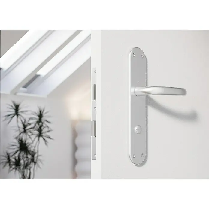 Hoppe WC-Drückergarnitur WC Tokyo - Schlitzkopf/Olive, Aluminium, Langschild - Nahaufnahme eines modernen Türgriffs aus Metall an einer weißen Tür, der elegant und funktional ist.