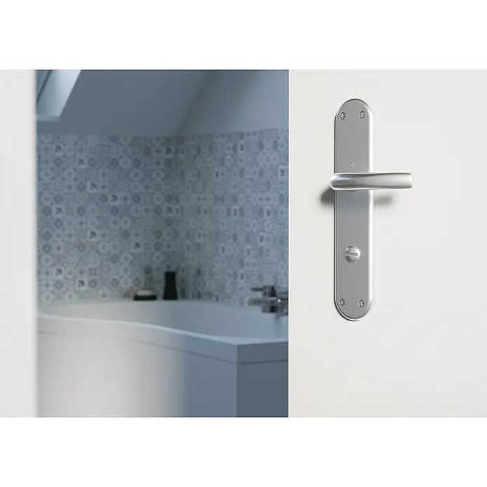 Hoppe WC-Drückergarnitur WC Tokyo - Schlitzkopf/Olive, Aluminium, Langschild - Nahaufnahme eines modernen Türgriffs in einem Badezimmer, der das elegante Design und die hochwertige Verarbeitung hervorhebt.