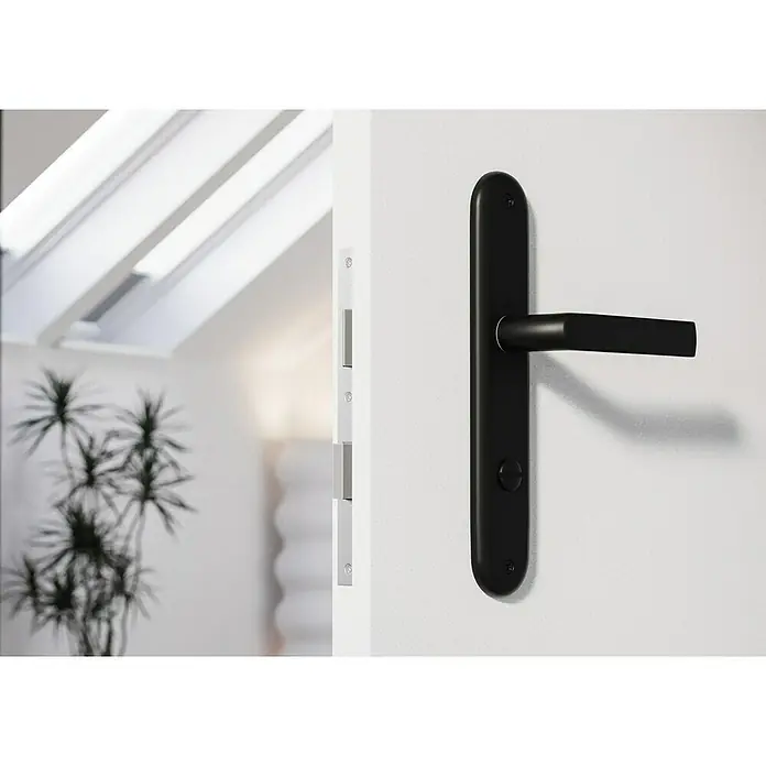 Hoppe Zimmertürgarnitur WC Hamburg - Stärke Tür: 42 mm - 37 mm, Aluminium, Schlitzkopf/Olive - Nahaufnahme eines eleganten, schwarzen Türgriffs mit Schloss auf einer weißen Tür, der modernes Design und Sicherheit vereint.