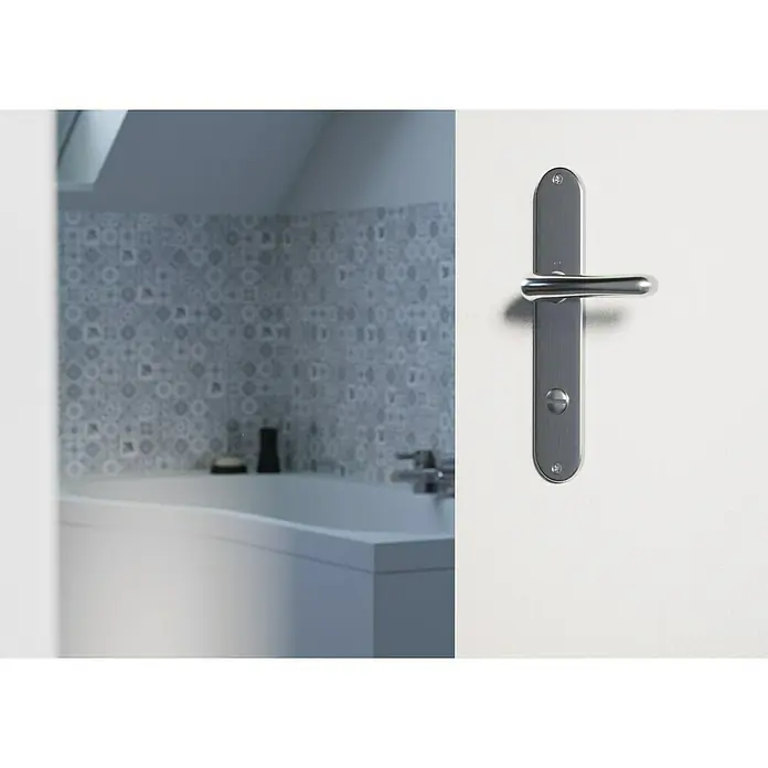 Hoppe Drückergarnitur WC Cardiff - Stärke Tür: 42 mm - 37 mm, Edelstahl, Schlitzkopf/Olive, Form Schild: Oval - Nahaufnahme einer eleganten Türgarnitur aus gebürstetem Metall an einer weißen Tür, die einen Blick in ein modernes Badezimmer freigibt.