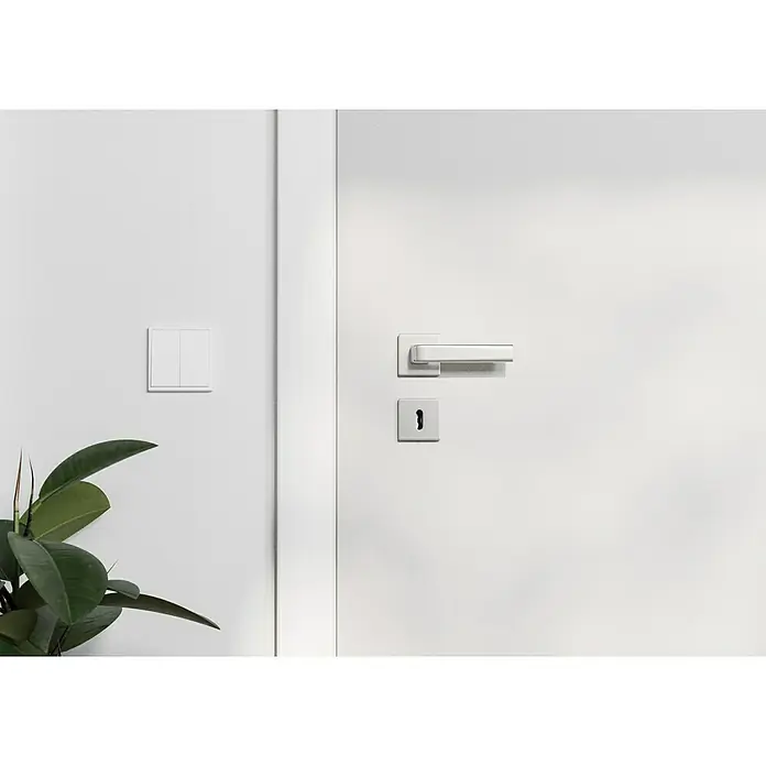 Hoppe Zimmertürgarnitur Dublin - Stärke Tür: 42 mm - 37 mm, Aluminium, Silber, Buntbart - Tür mit modernem Türgriff und Schlüsselloch, minimalistisches Design. Ein eleganter, silberner Griff an einer weißen Tür mit stilvollem Schließmechanismus.