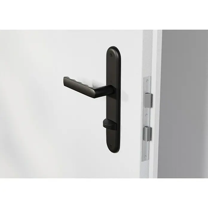 Hoppe Zimmertürgarnitur WC Hamburg - Stärke Tür: 42 mm - 37 mm, Aluminium, Schlitzkopf/Olive - Nahaufnahme eines modernen, schwarzen Türgriffs an einer weißen Tür, der ein elegantes Design und hochwertige Verarbeitung zeigt.