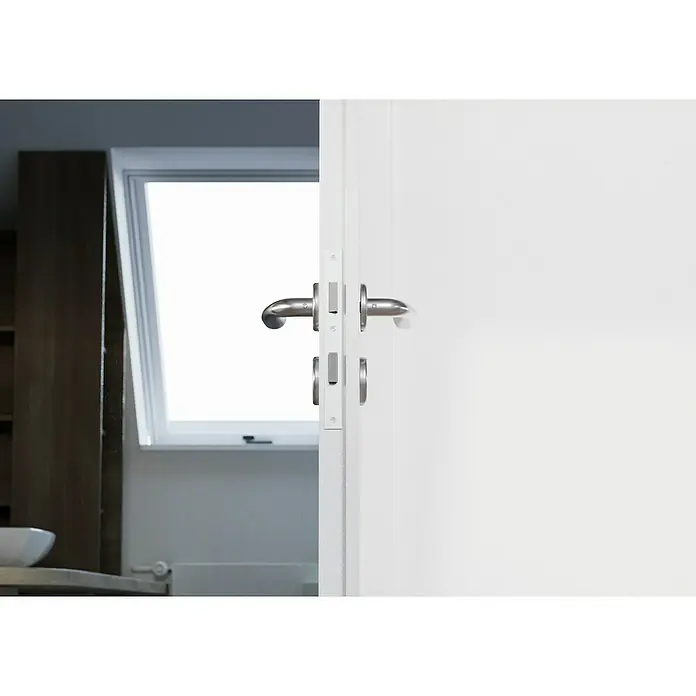 Hoppe Drückergarnitur Cardiff - Stärke Tür: 42 mm - 37 mm, Edelstahl, Buntbart, Form Schild: Rund - Detailaufnahme einer eleganten, modernen Tür mit silbernen Türgriffen und Schloss vor einem hellen Raum mit Fenster.