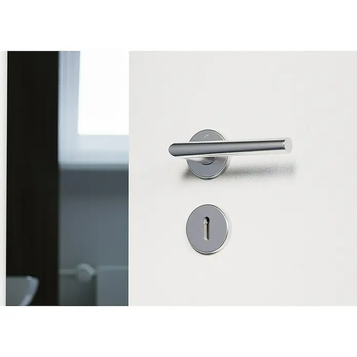 Hoppe WC-Drückergarnitur Stockholm - Stärke Tür: 37 mm - 42 mm, Edelstahl, Buntbart - Detailaufnahme einer modernen Tür mit einem eleganten, silberfarbenen Türgriff und einem Schlüsselloch, das Design und Funktionalität vereint.