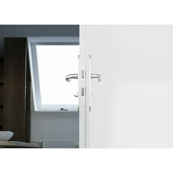 Hoppe WC-Drückergarnitur WC Tokyo - Schlitzkopf/Olive, Aluminium, Langschild - Moderne Tür mit elegantem Griff und Schloss-System, teilweise geöffnet, mit Einblick in einen hellen Raum mit Dachfenster.