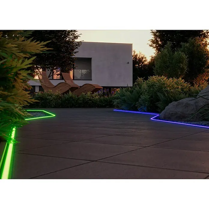 Starlux LED-Lichtschlauch - 5 m, 6 W, RGB - Beleuchteter Gartenweg mit grünen und blauen LED-Leuchten, die modernes Design und Ambiente schaffen. Die innovative Beleuchtung betont die Gartenarchitektur.
