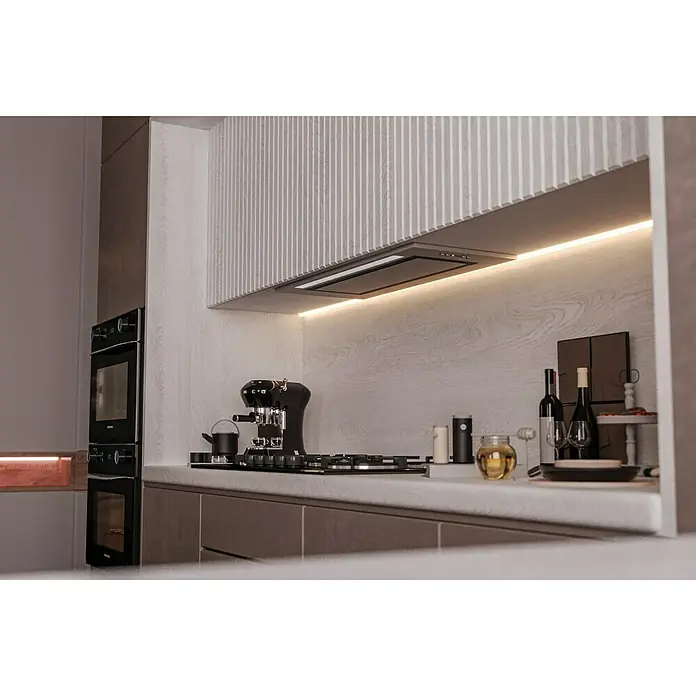 Tween Light LED-Band - Länge: 5 m, Lichtfarbe: RGB, 24 W - Detailaufnahme einer modernen Küche mit stilvollem Kaffeeautomaten, Kochfeld, Weinflaschen und eleganten Schränken.