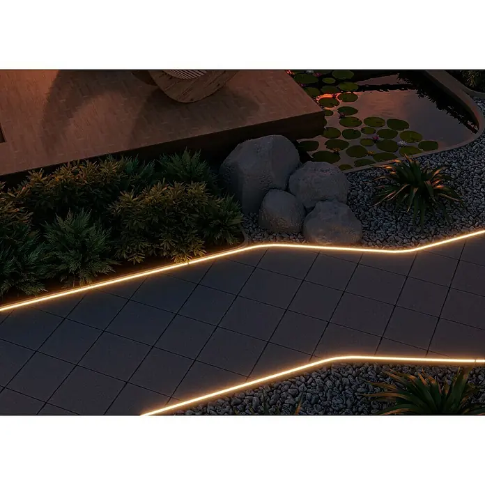 Starlux LED-Lichtschlauch - 5 m, 6 W, Warmweiß - Diese Nahaufnahme zeigt elegant beleuchtete Gartenwege, eingefasst von üppigem Grün und Kies, die eine warme Atmosphäre schaffen.